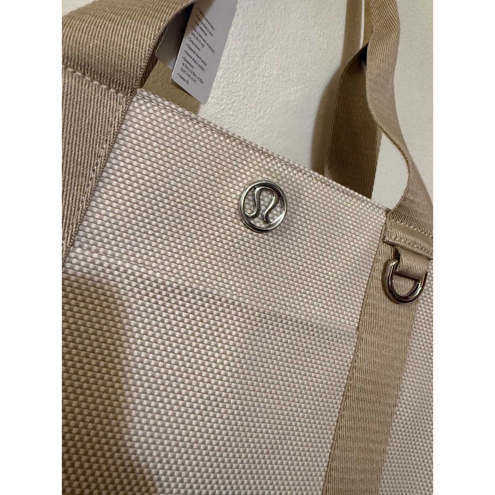 Lululemon Two-Tone Canvas Tote 10L Mohave Tan/Light Ivory NWT Large Tote - Picture 5 of 5
